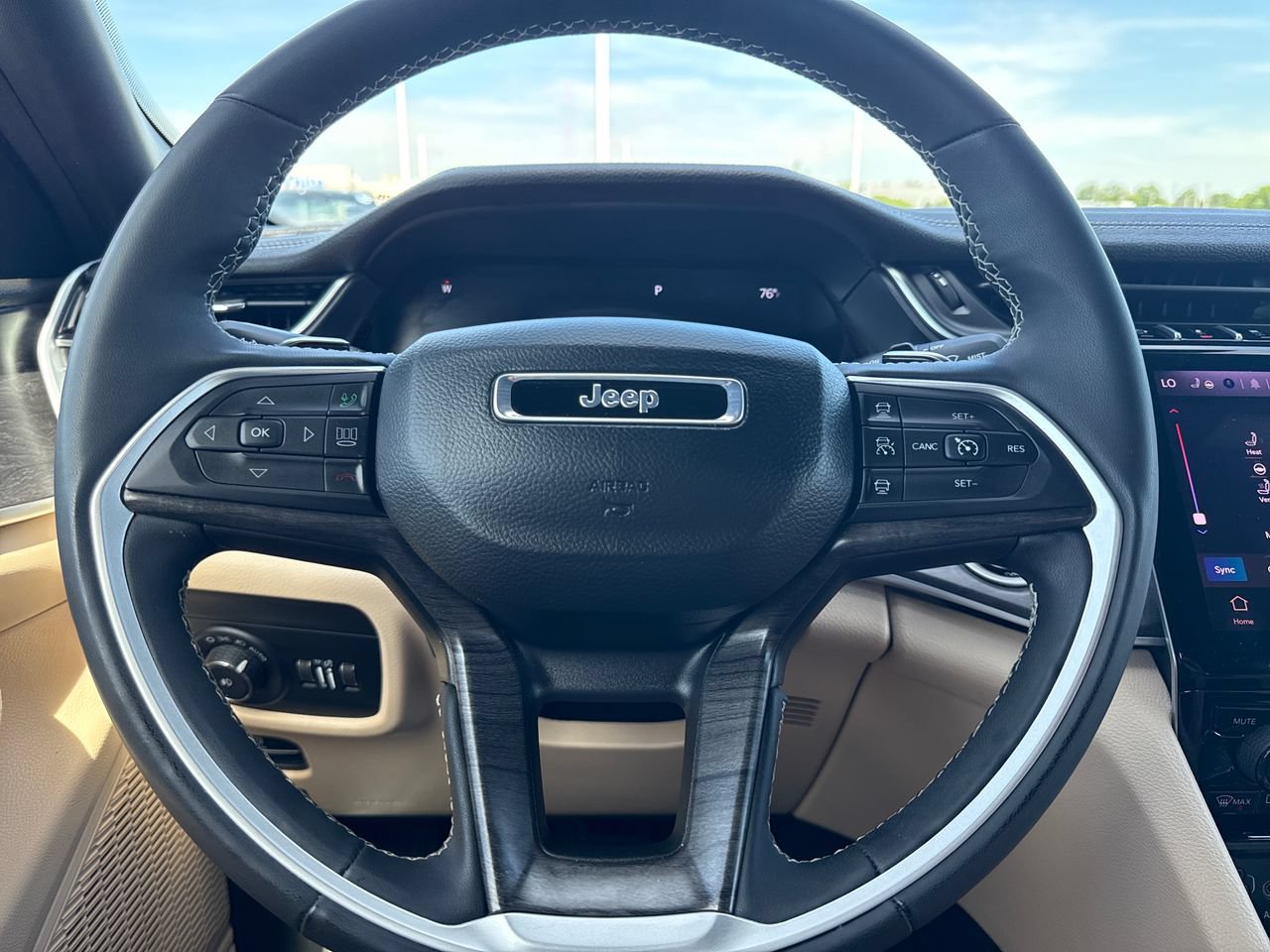Used 2025 Jeep Grand Cherokee Limited w/ Luxury Tech Group II AWD/4WD image 16