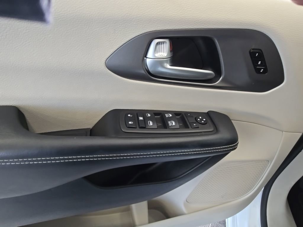 Used 2024 Chrysler Pacifica Touring-L image 23