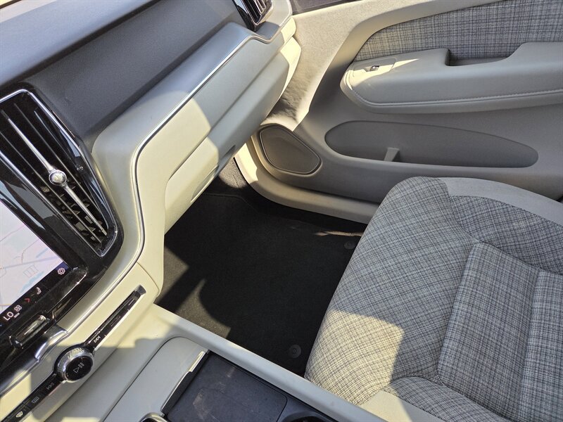 Used 2022 Volvo XC60 B5 Momentum AWD/4WD image 19