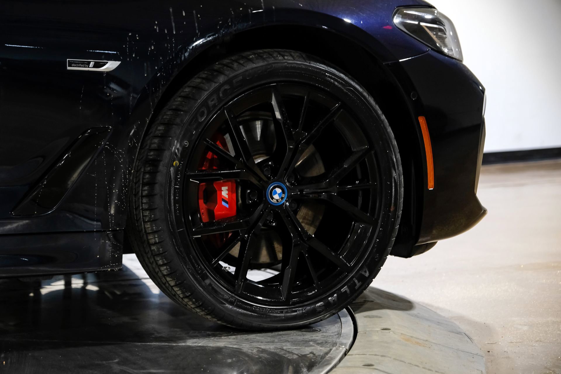 Used 2023 BMW 530e w/ M Sport Package image 55