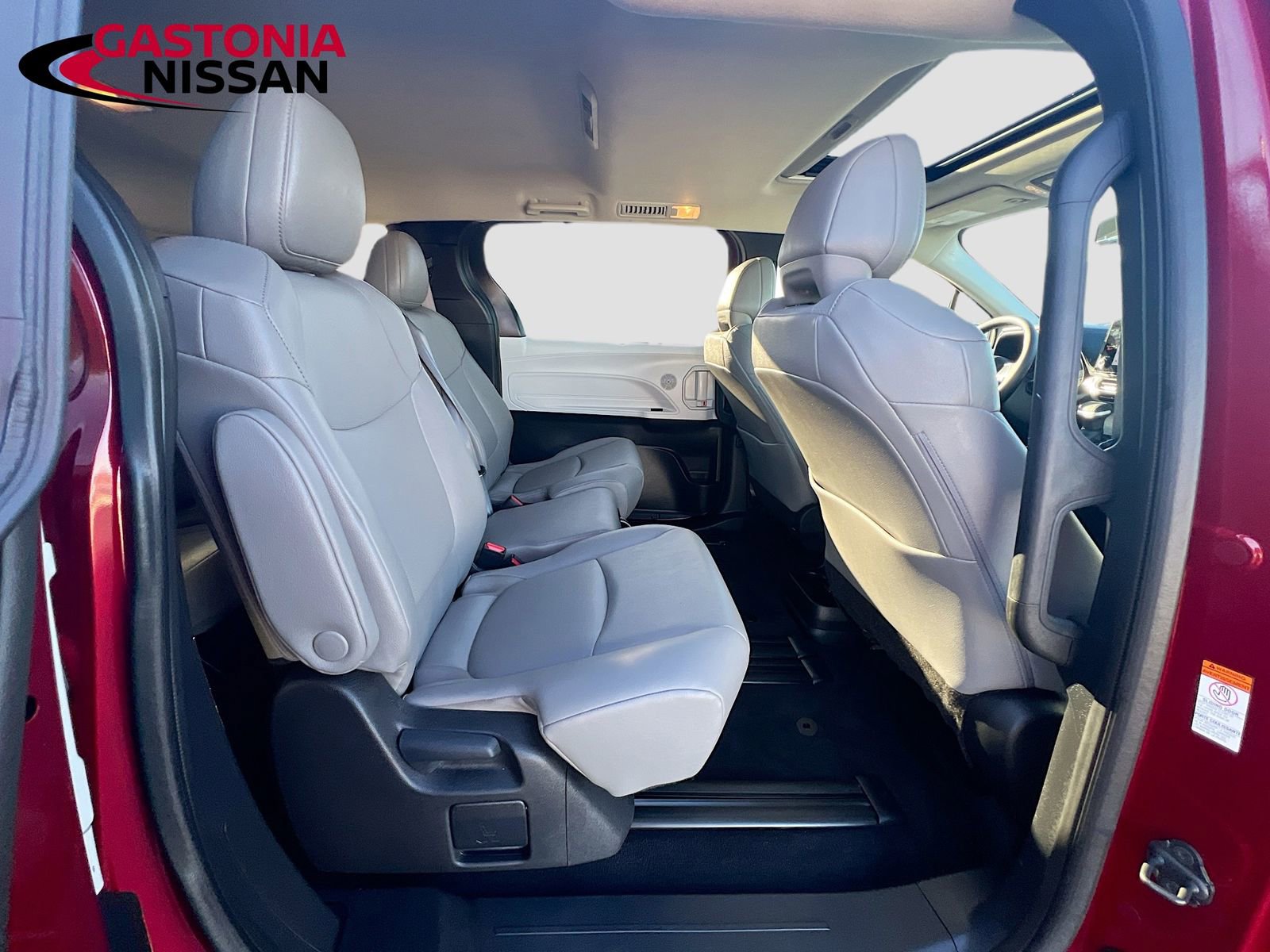 Used 2025 Toyota Sienna XLE image 38