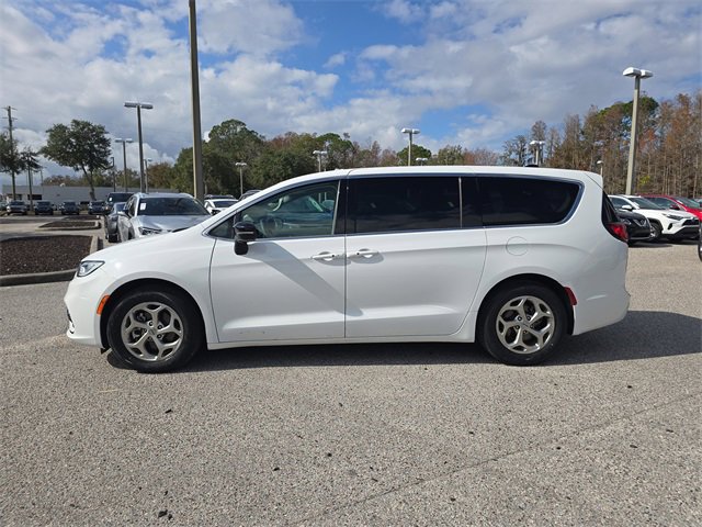 Used 2024 Chrysler Pacifica Limited image 5