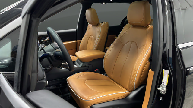 Used 2023 Chrysler Pacifica Pinnacle FWD image 9
