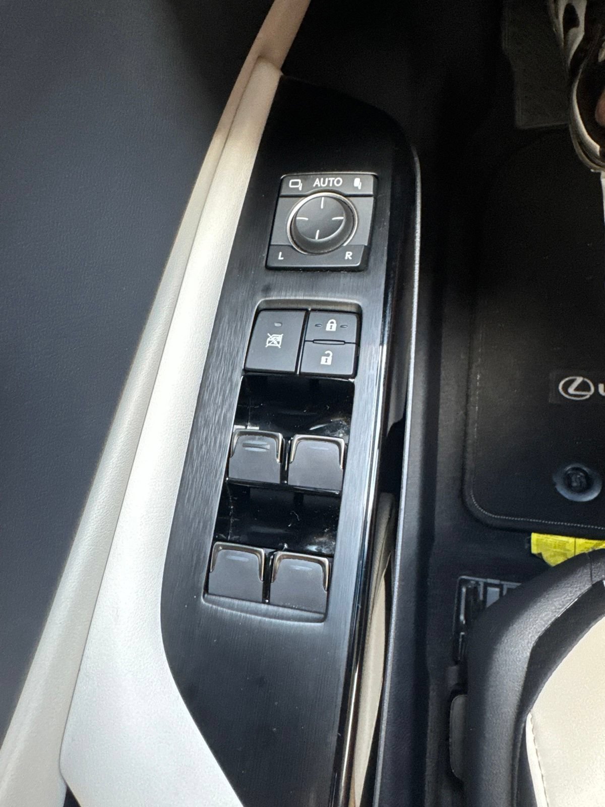 Used 2025 Lexus ES 300h Ultra Luxury w/ Accessory Package (Z1) FWD image 21