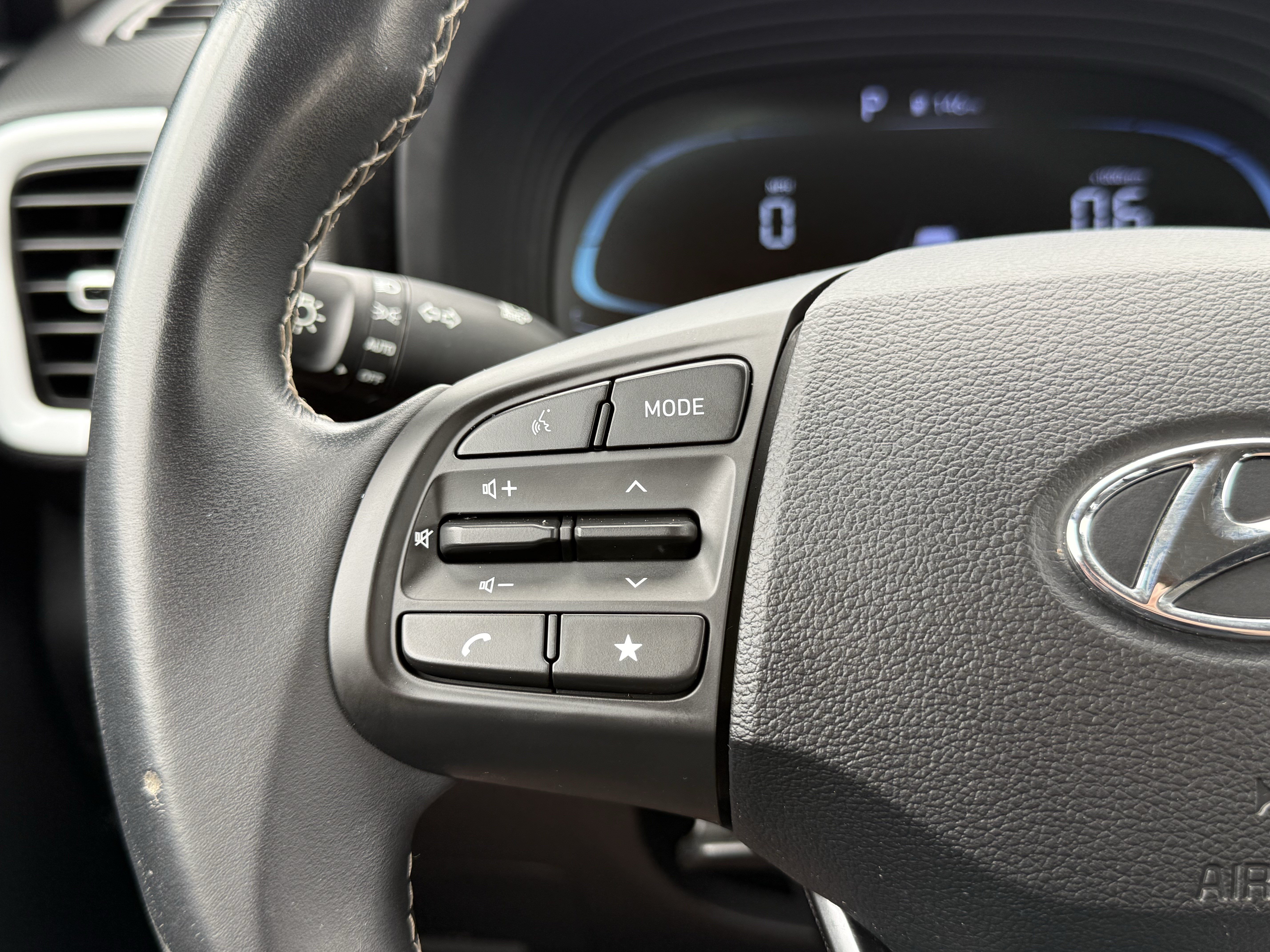 Used 2024 Hyundai Venue Limited FWD image 17