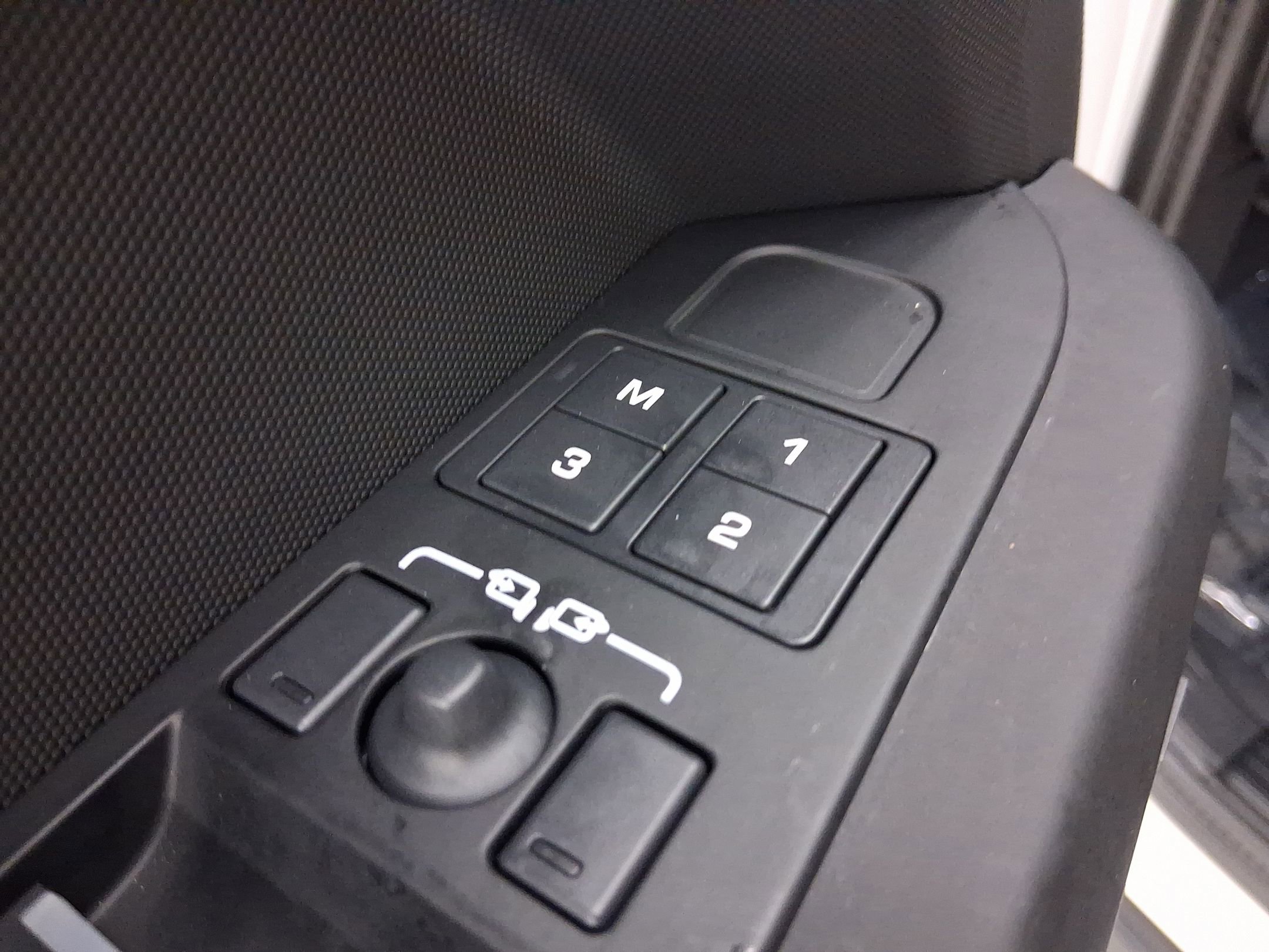 Used 2025 Land Rover Defender 90 S image 12