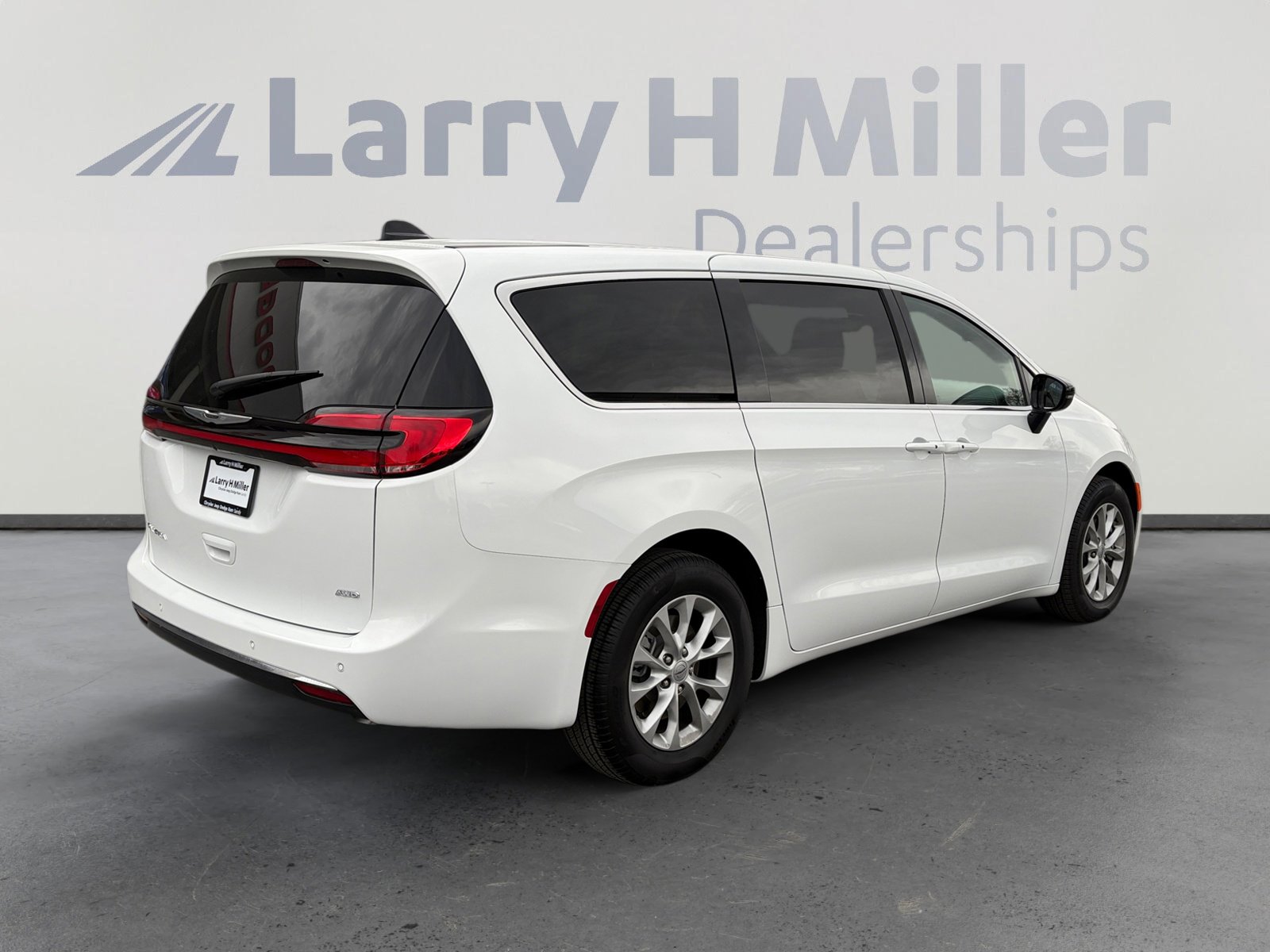 Used 2025 Chrysler Pacifica Select image 5