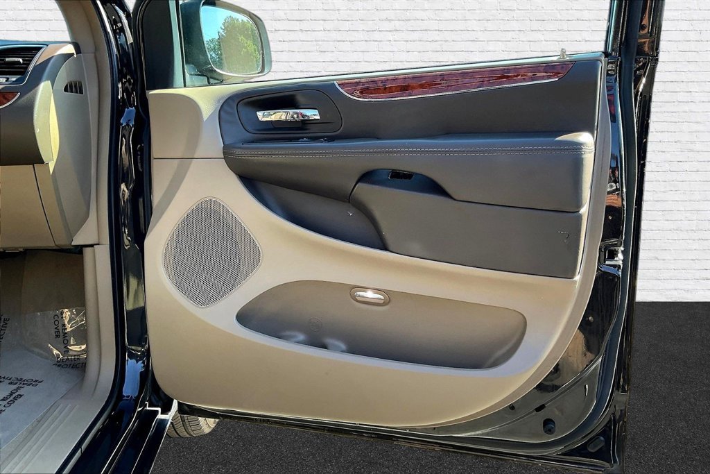 Used 2015 Chrysler Town & Country Touring FWD image 28