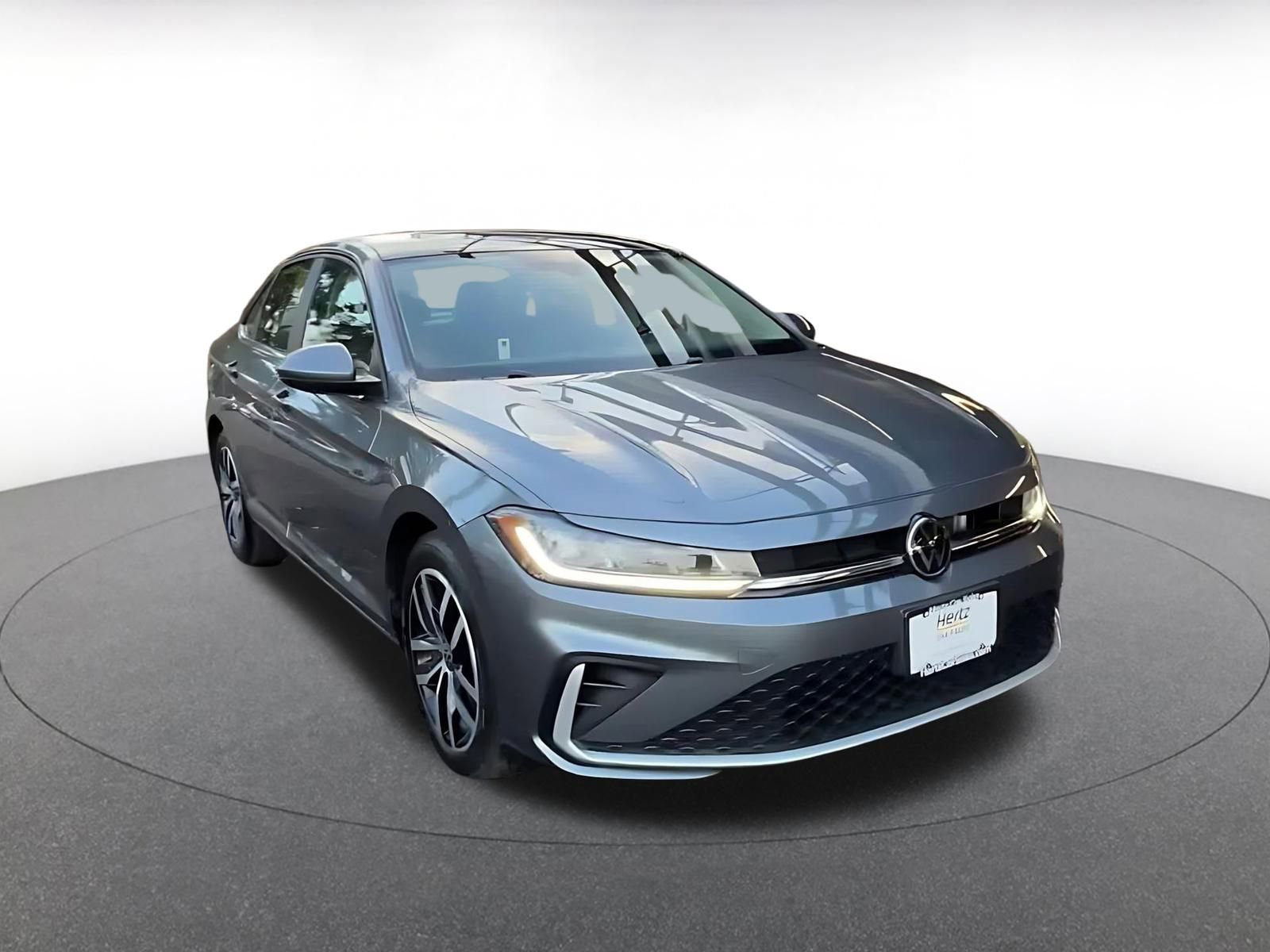 Used 2025 Volkswagen Jetta SE image 3