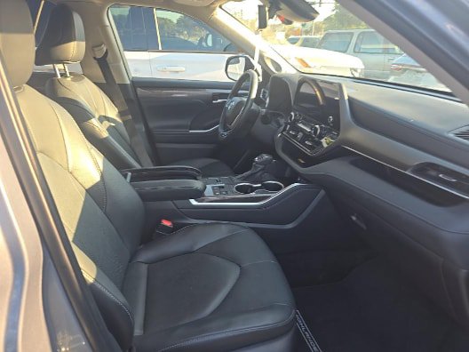 Used 2024 Toyota Highlander Limited FWD image 11