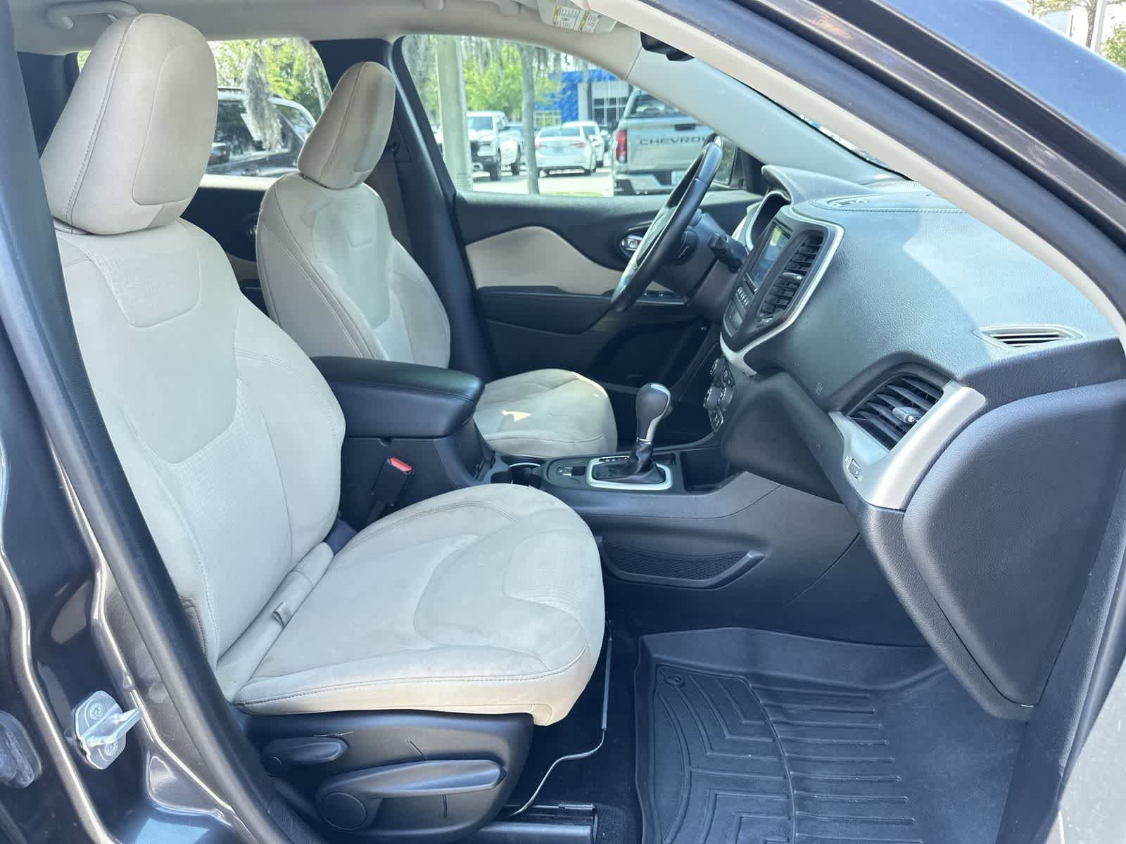 Used 2015 Jeep Cherokee Latitude w/ Comfort/Convenience Group image 16