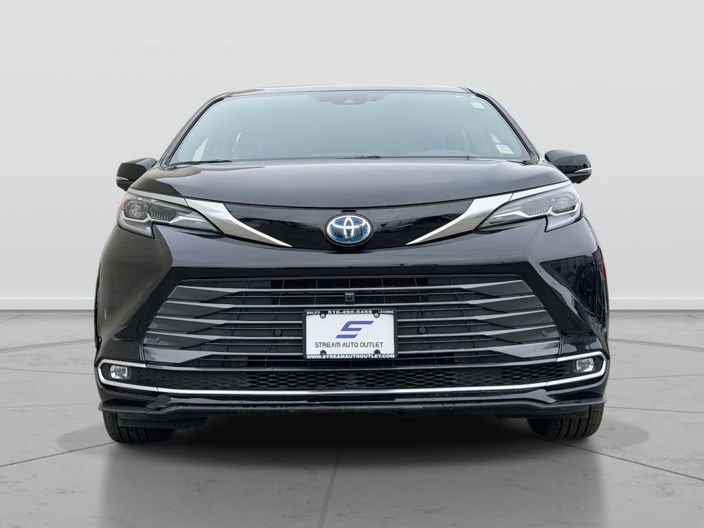 Used 2025 Toyota Sienna Platinum image 2