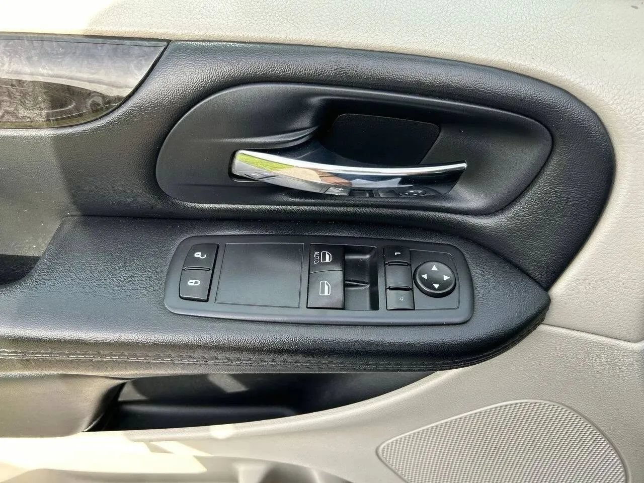 Used 2016 Dodge Grand Caravan American Value Package FWD image 10