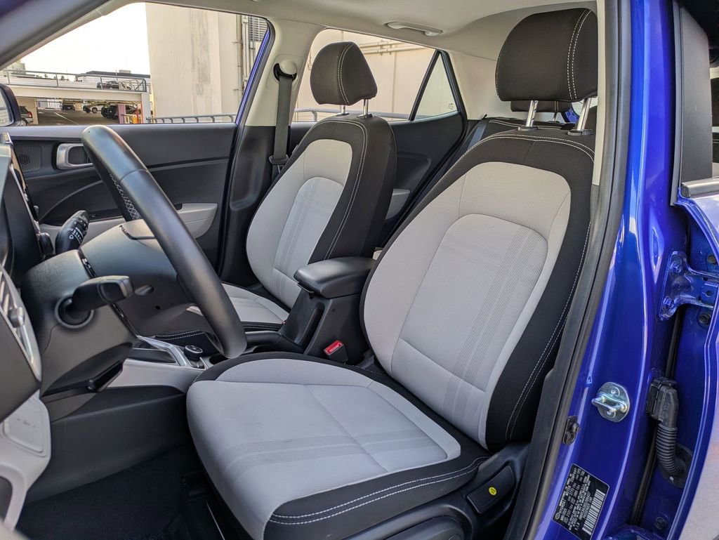 Used 2025 Hyundai Venue SEL image 23