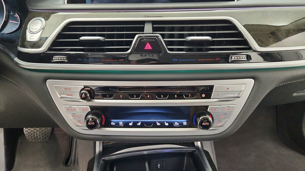 Used 2018 BMW 750i xDrive image 26