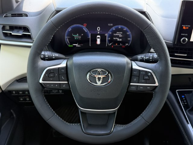 Used 2025 Toyota Sienna Platinum FWD image 12