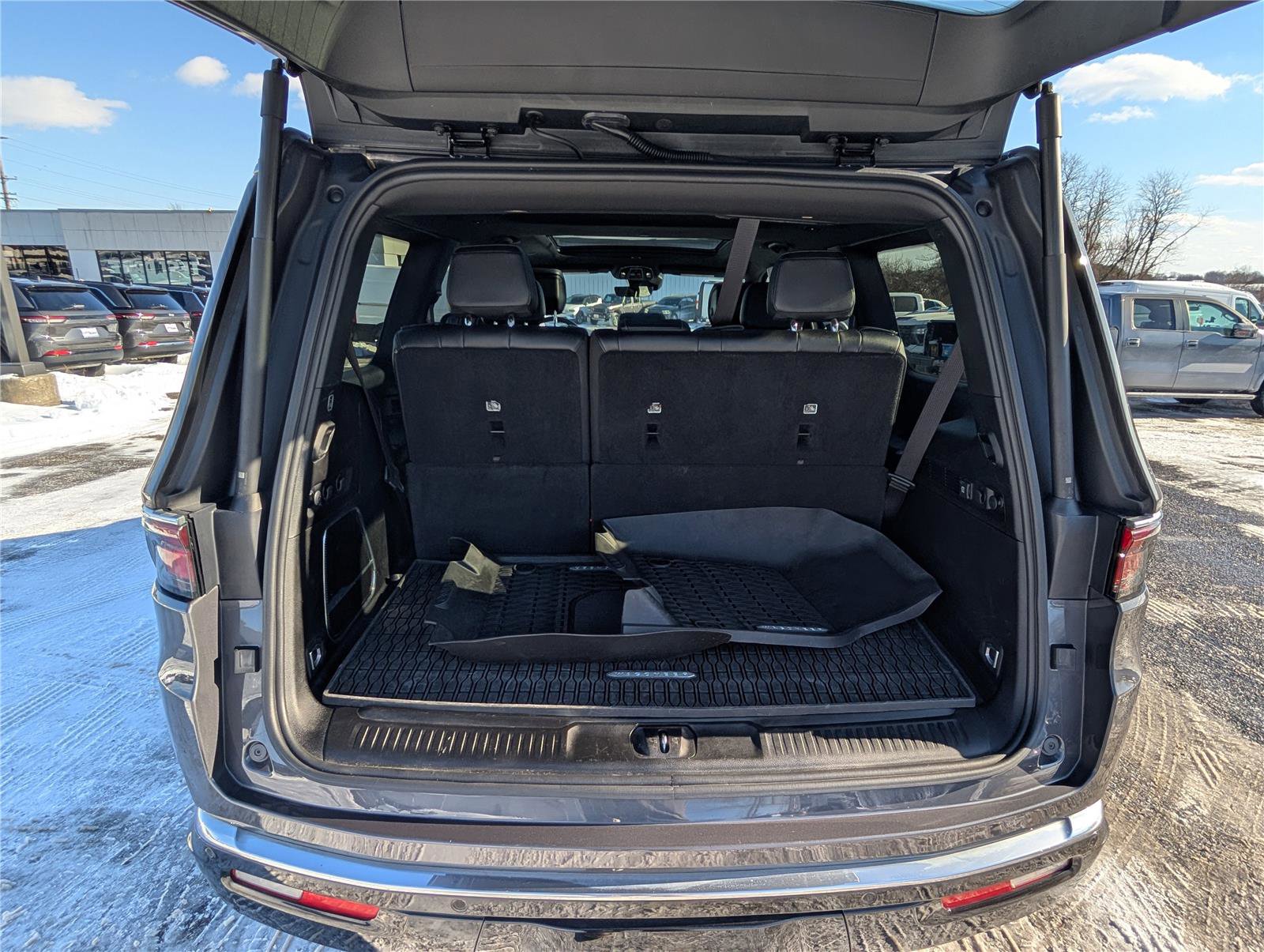 Used 2024 Jeep Wagoneer 4WD w/ Premium Group I image 12