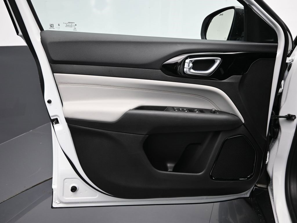 Certified 2025 Jeep Compass Limited image 9