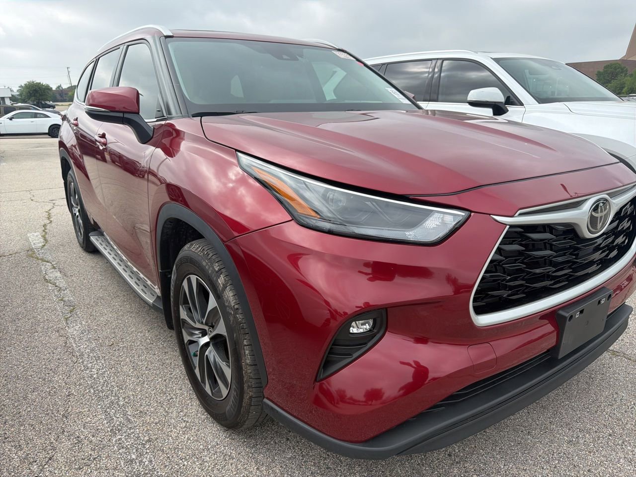 Used 2024 Toyota Highlander XLE FWD image 3