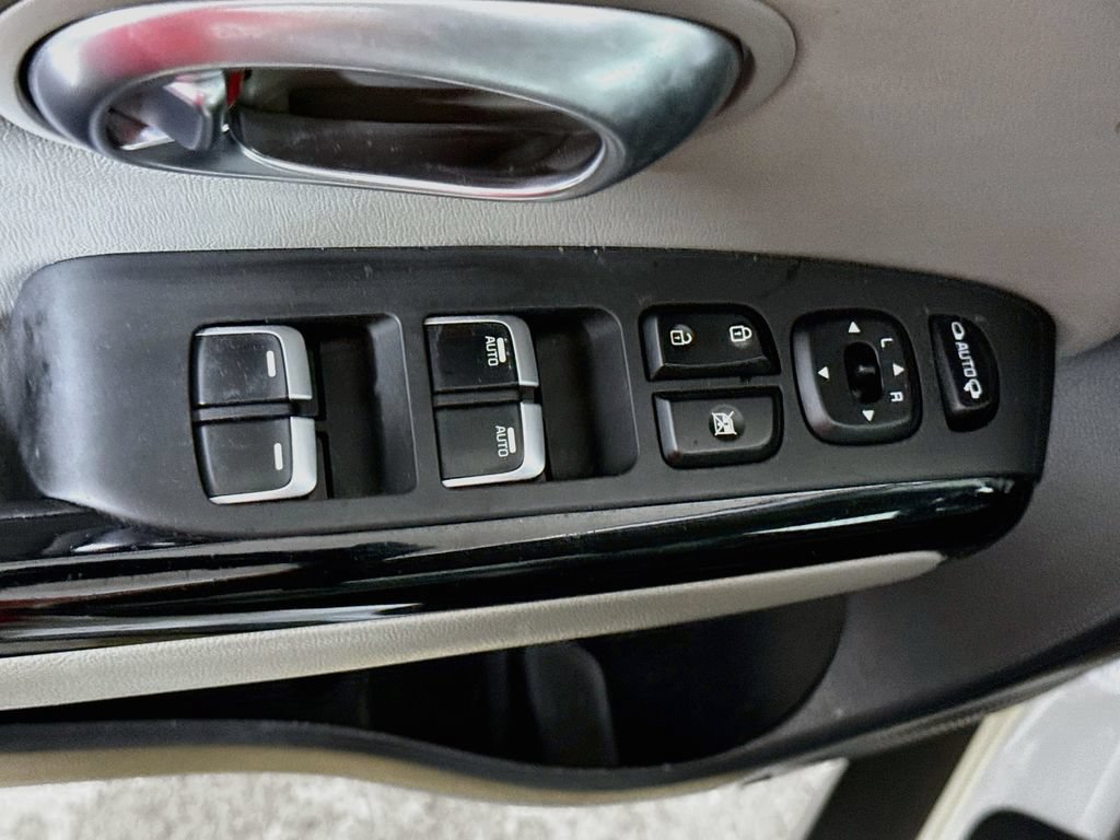 Used 2018 Kia Soul + w/ + Primo LIT Package FWD image 16