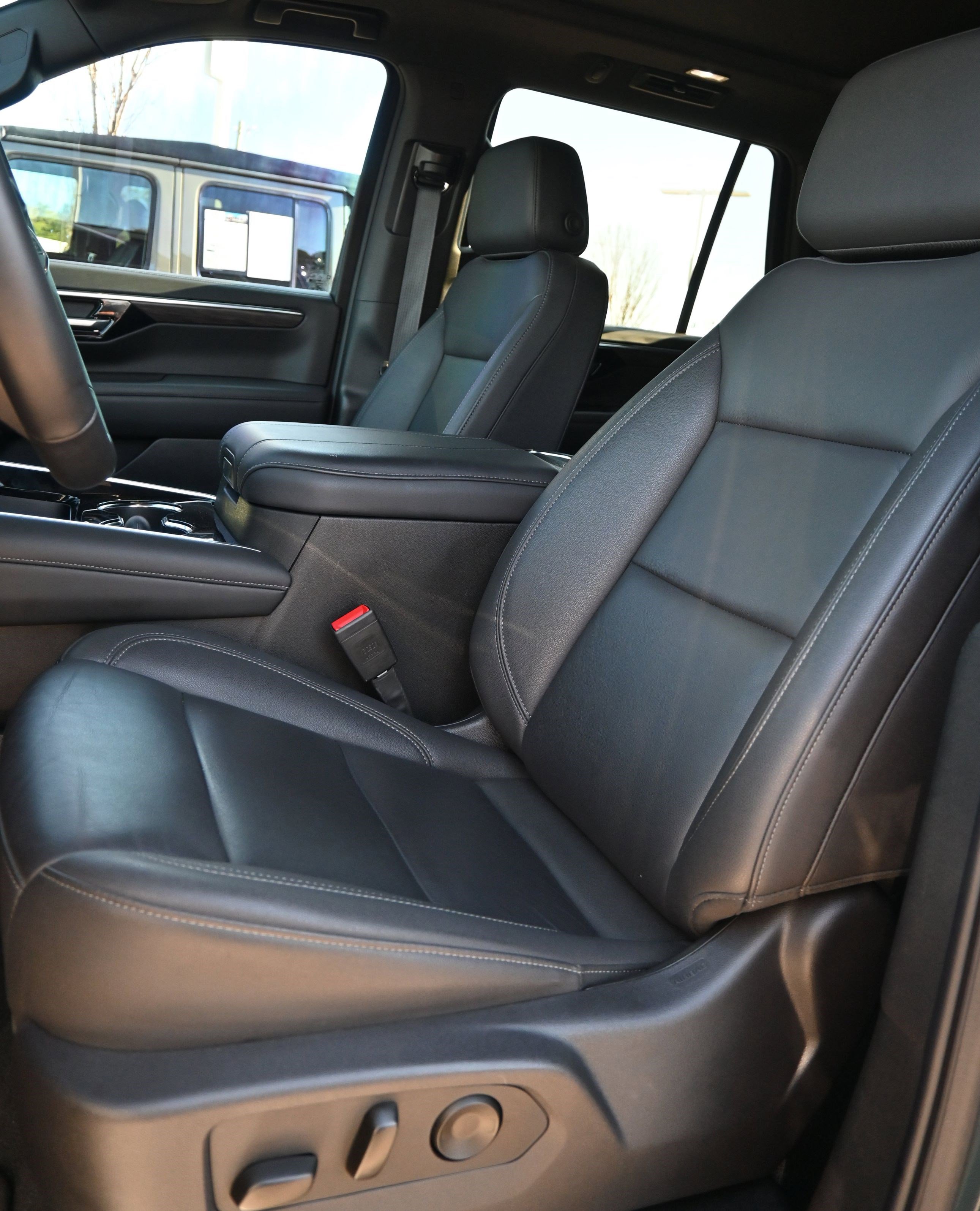 Used 2025 Chevrolet Tahoe Z71 w/ Sun And Tow Package AWD/4WD image 16
