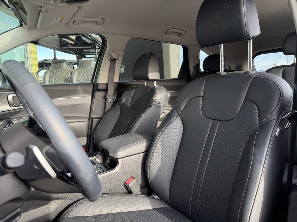 Used 2025 Kia Sorento EX image 32
