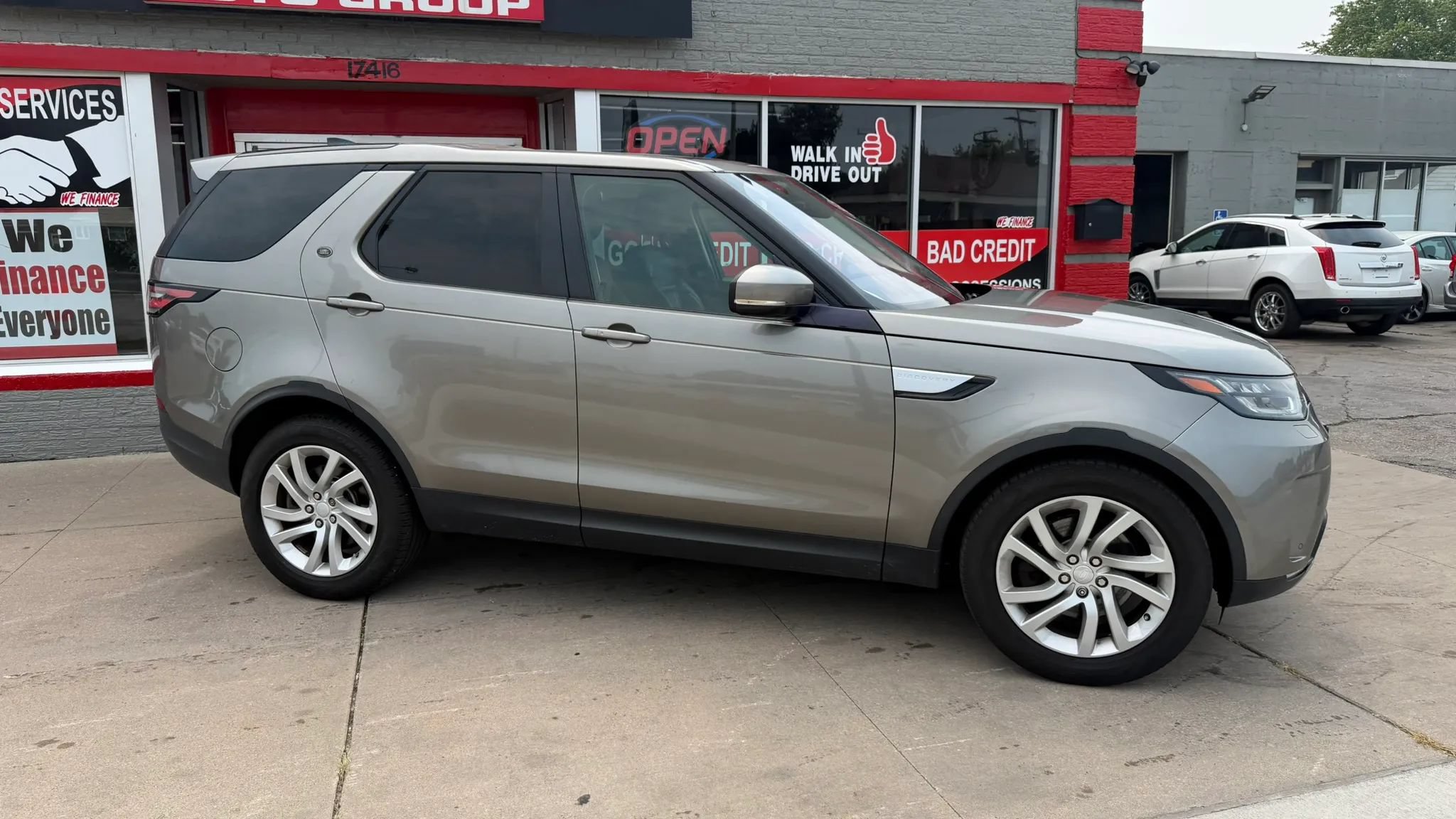Used 2017 Land Rover Discovery HSE AWD/4WD image 4