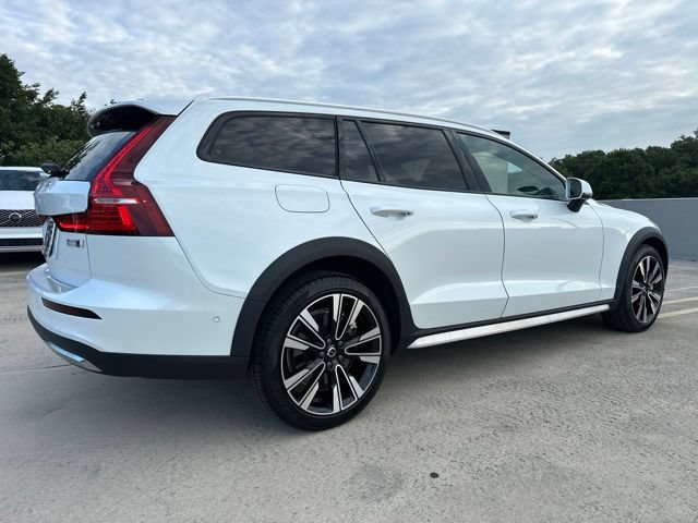 Certified 2024 Volvo V60 B5 Cross Country Ultimate AWD/4WD image 9