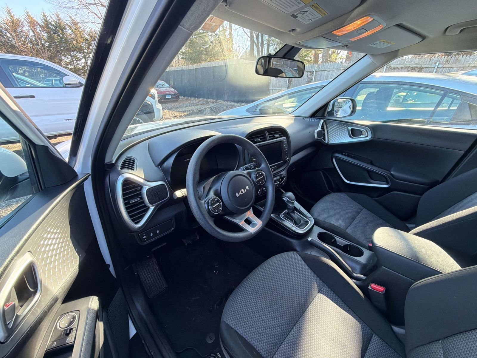 Used 2025 Kia Soul LX w/ LX Technology Package FWD image 8