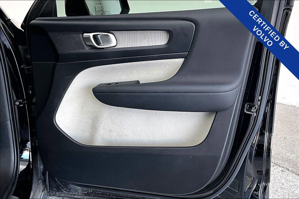 Used 2023 Volvo XC40 B5 Plus w/ Protection Package Premier image 26