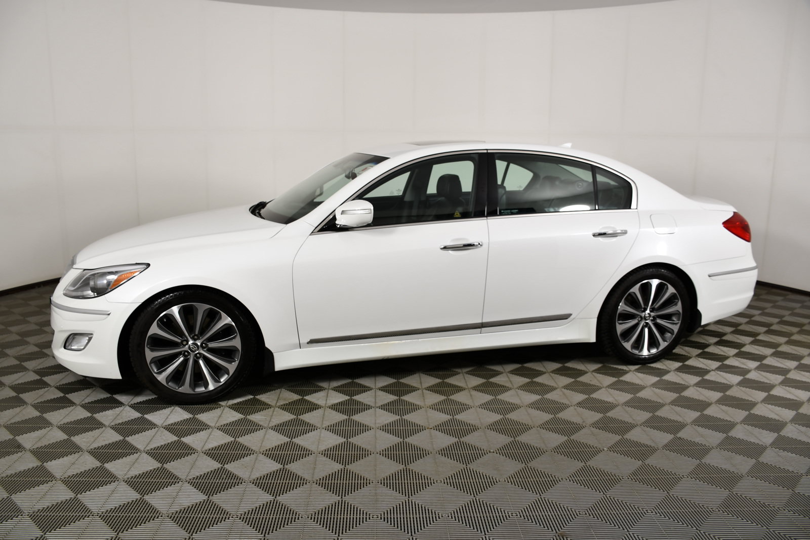 Used 2013 Hyundai Genesis 5.0 R-Spec RWD image 9