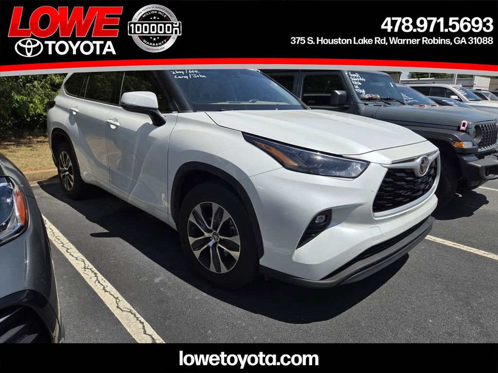 Used 2022 Toyota Highlander XLE FWD image 1