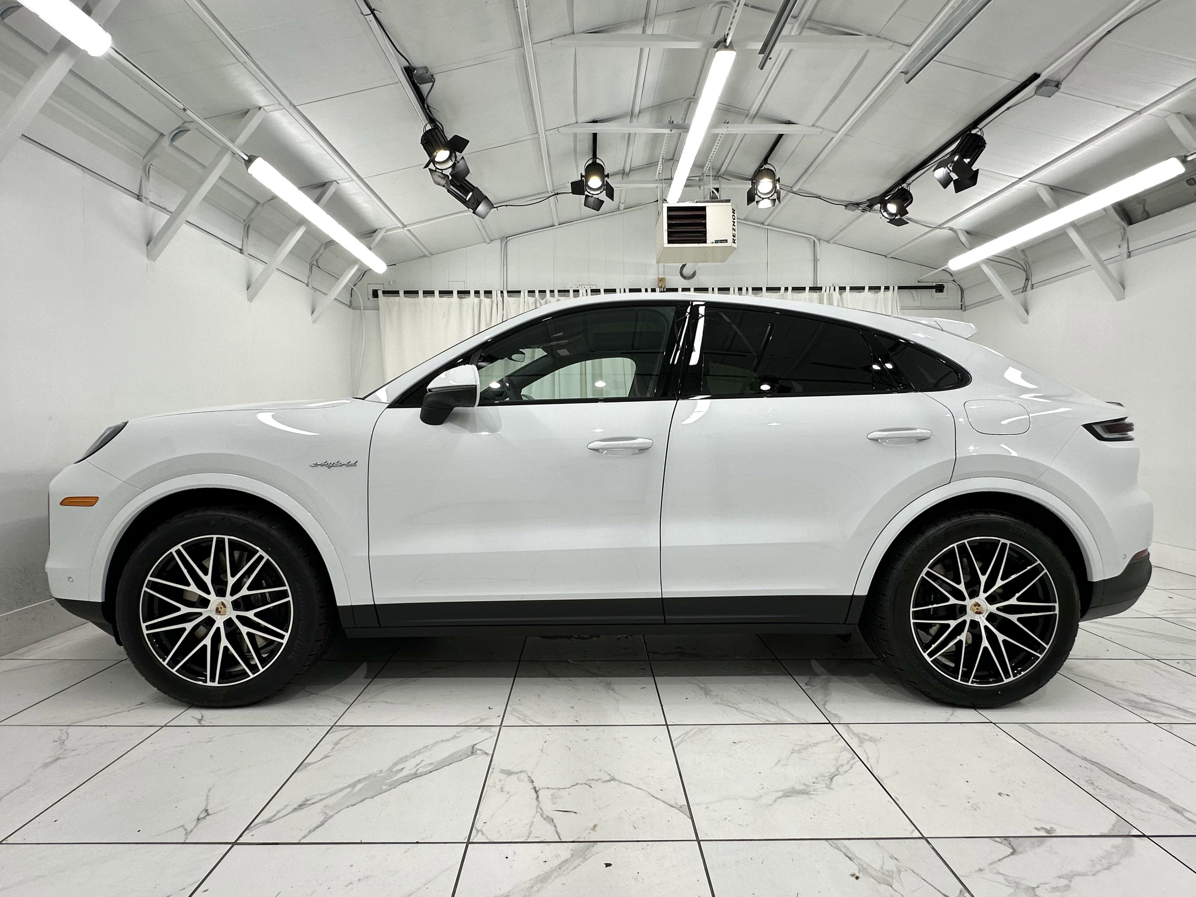 Certified 2025 Porsche Cayenne E-Hybrid image 2