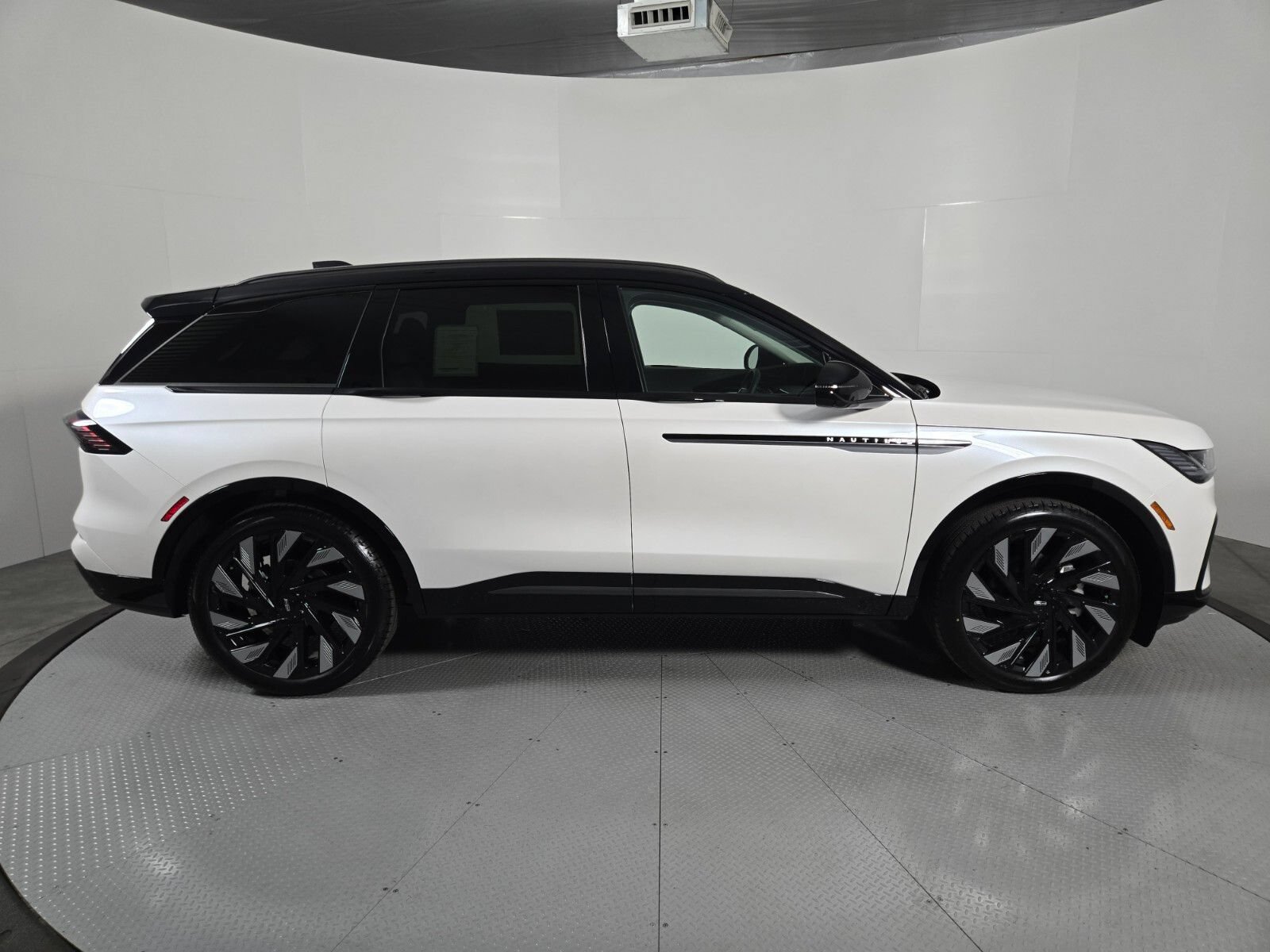New 2026 Lincoln Nautilus Reserve w/ Jet Appearance Package AWD/4WD image 3