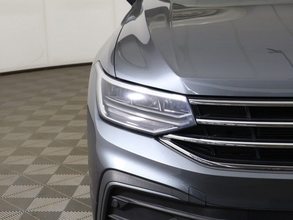 Used 2022 Volkswagen Tiguan SE w/ Panoramic Sunroof Package image 13