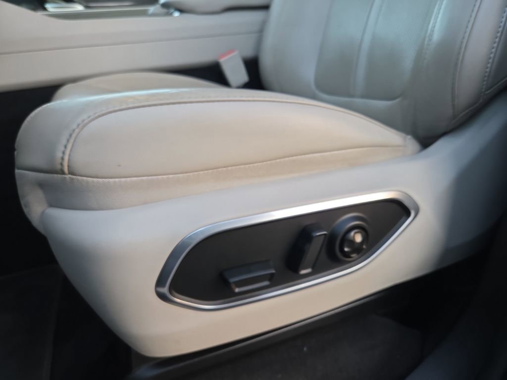 Used 2023 Jeep Wagoneer 2WD w/ Premium Group I image 16