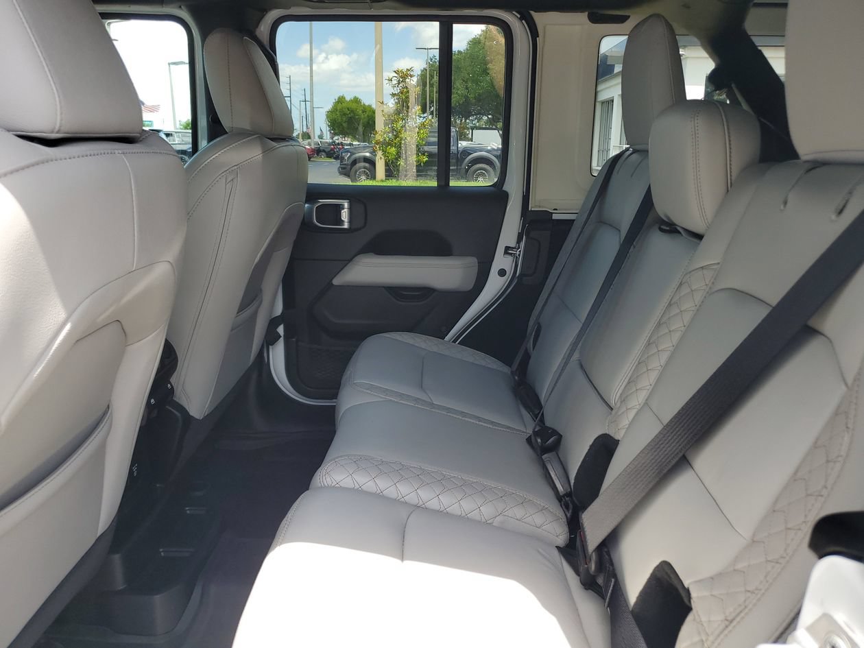 Used 2022 Jeep Wrangler Unlimited Sahara AWD/4WD image 10