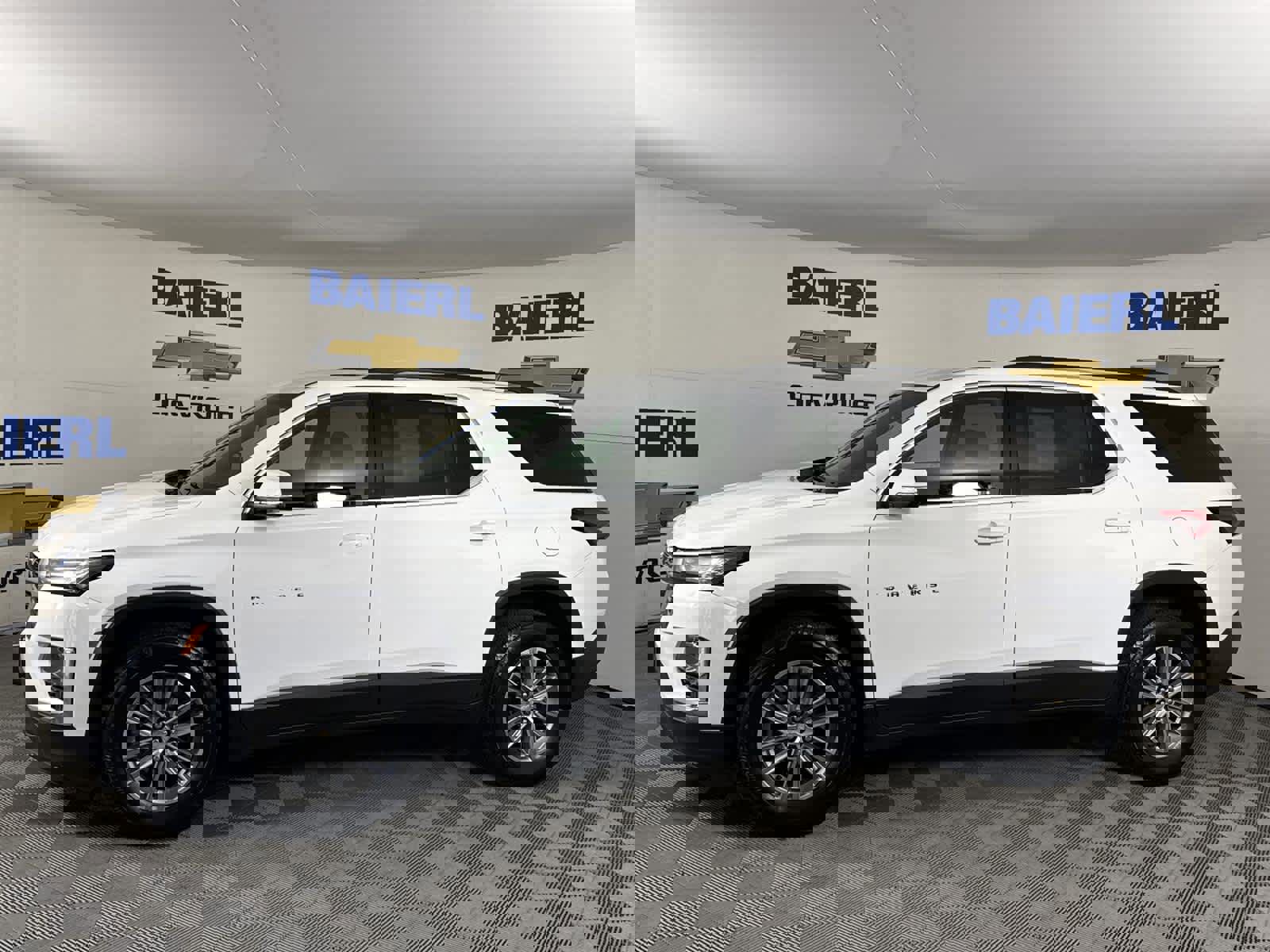 Used 2023 Chevrolet Traverse LT image 2