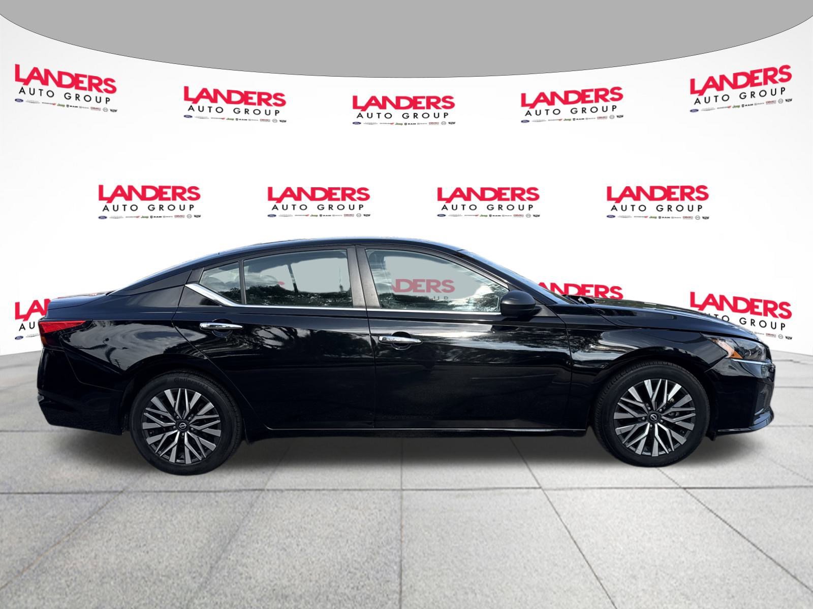 Used 2024 Nissan Altima 2.5 SV image 2