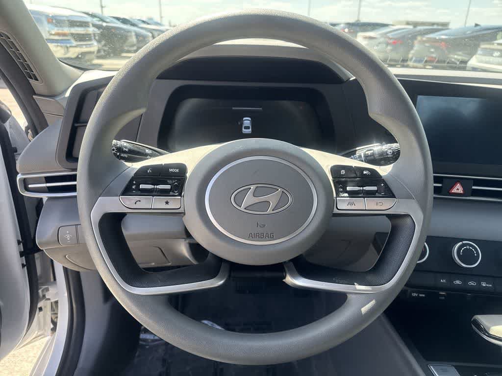Used 2025 Hyundai Elantra SE FWD image 14