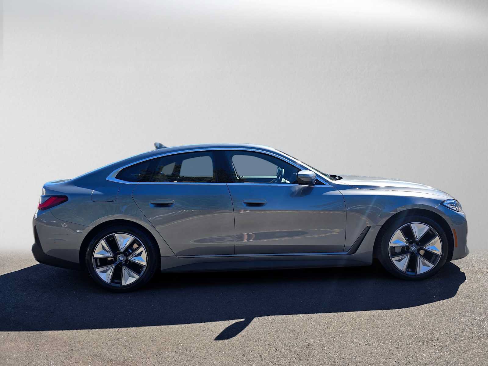 Used 2023 BMW i4 eDrive40 RWD image 2