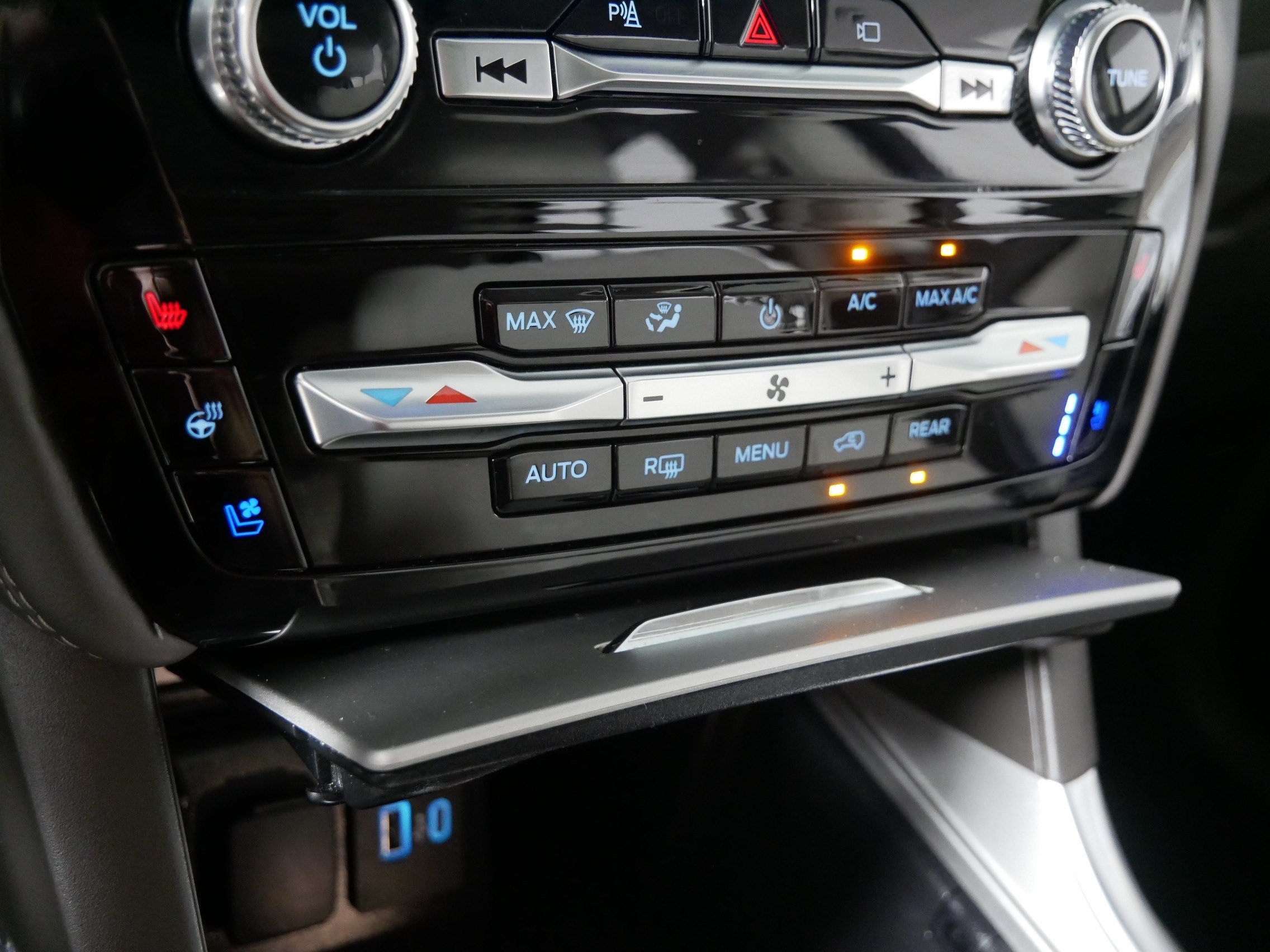 Used 2022 Ford Explorer Platinum w/ Premium Technology Package AWD/4WD image 23