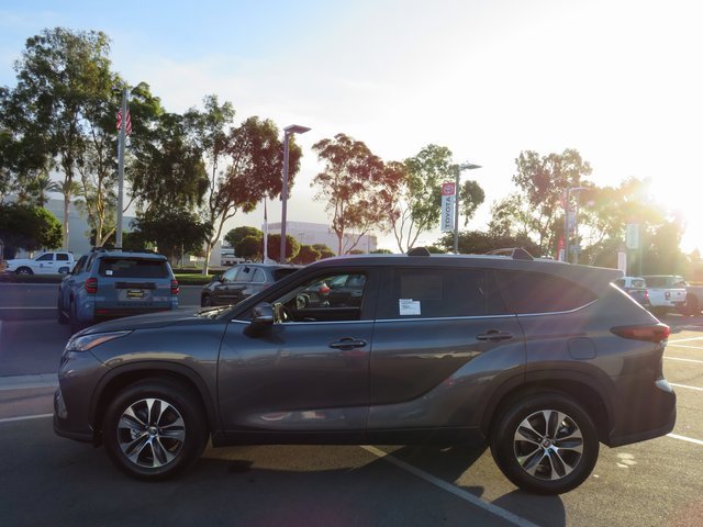 New 2025 Toyota Highlander XLE image 7