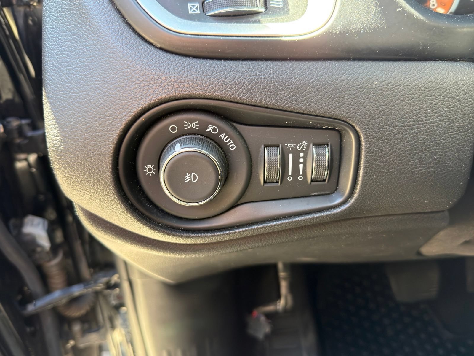 Used 2018 Jeep Renegade Latitude w/ Cold Weather Group AWD/4WD image 16