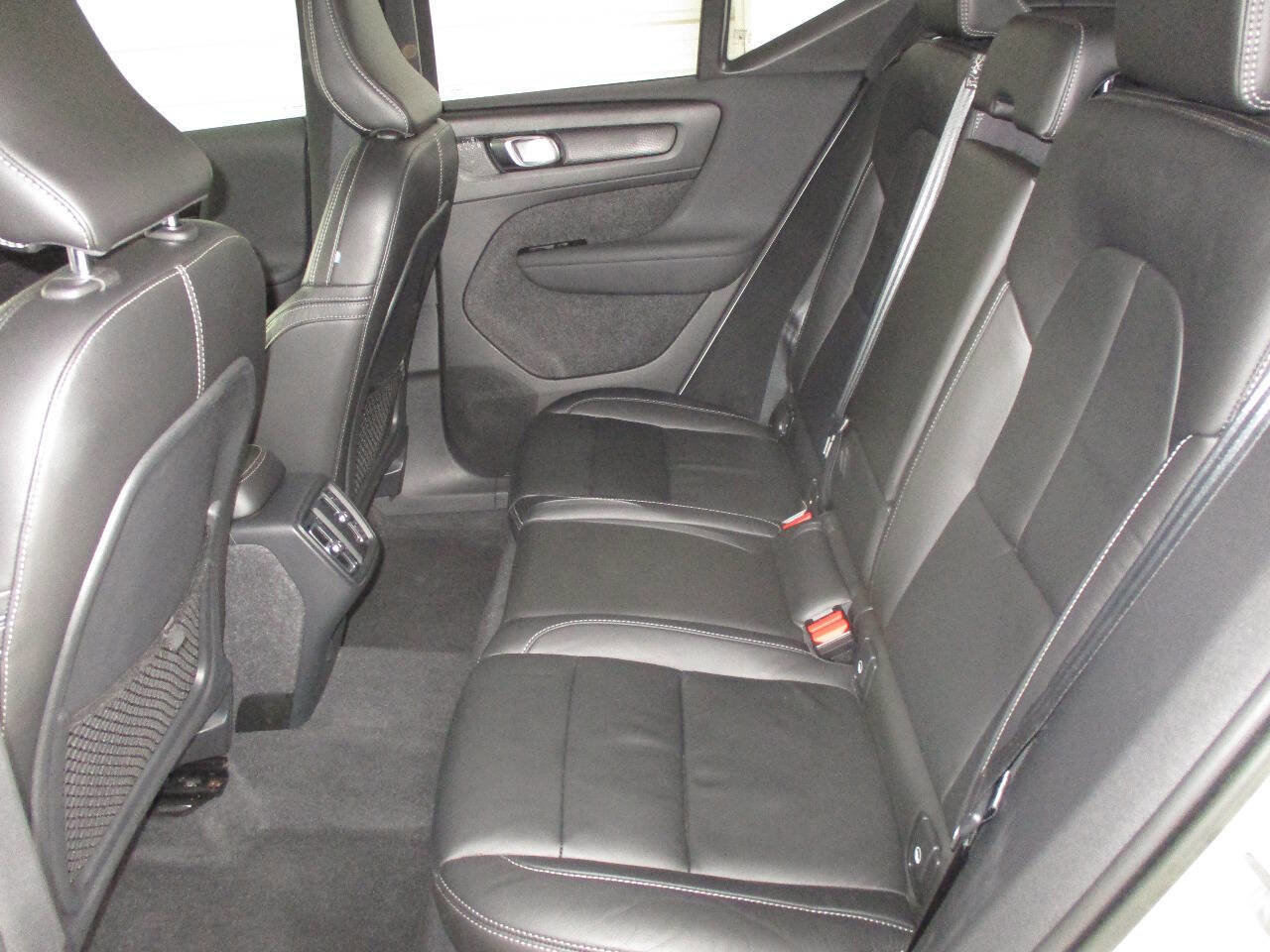 Used 2022 Volvo XC40 T5 Momentum image 23