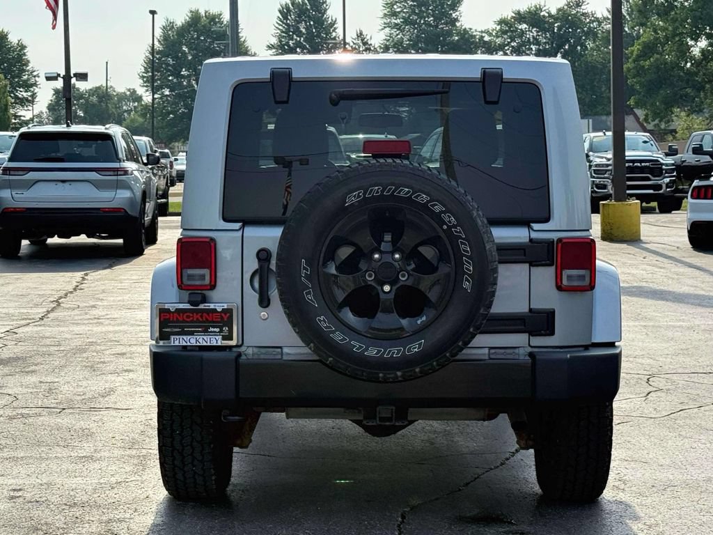 Used 2015 Jeep Wrangler Unlimited Sahara w/ Dual Top Group AWD/4WD image 8