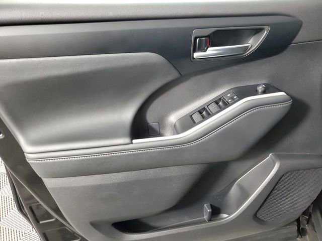 Used 2025 Toyota Highlander XLE image 19