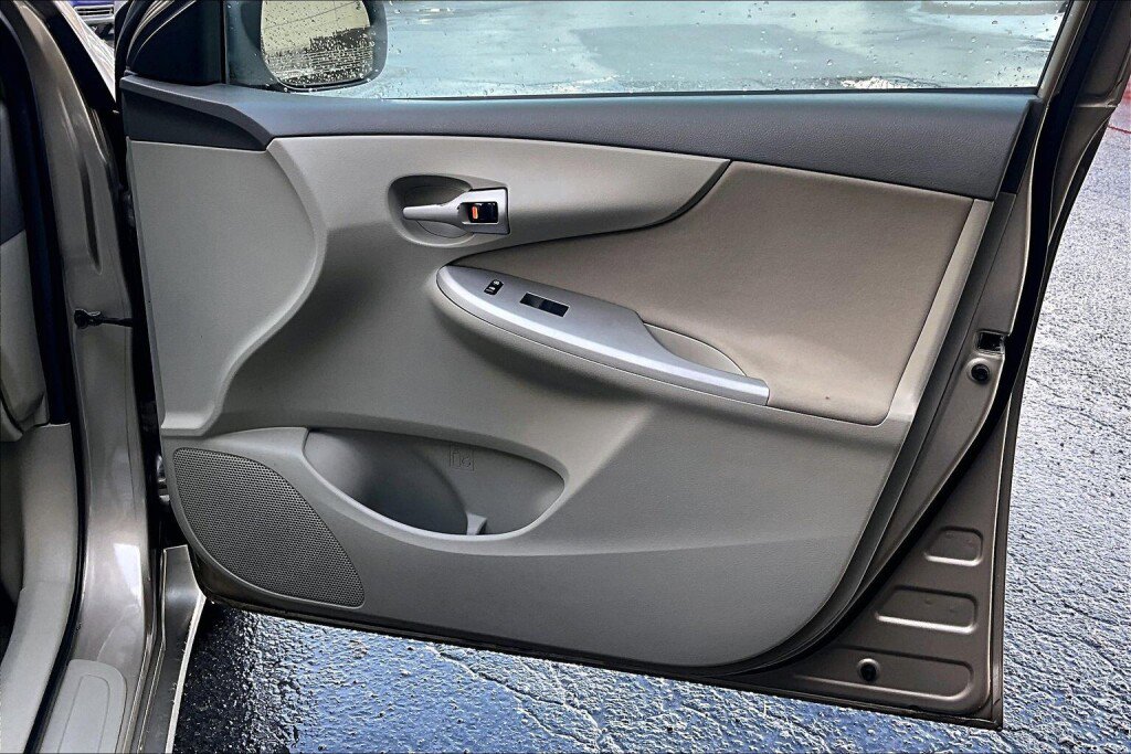 Used 2010 Toyota Corolla LE image 12