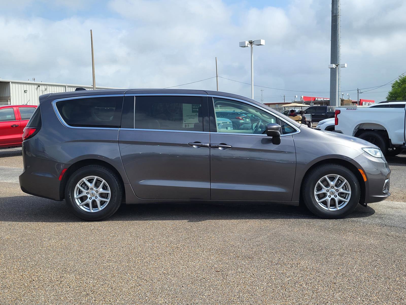 Used 2023 Chrysler Pacifica Touring-L FWD image 6