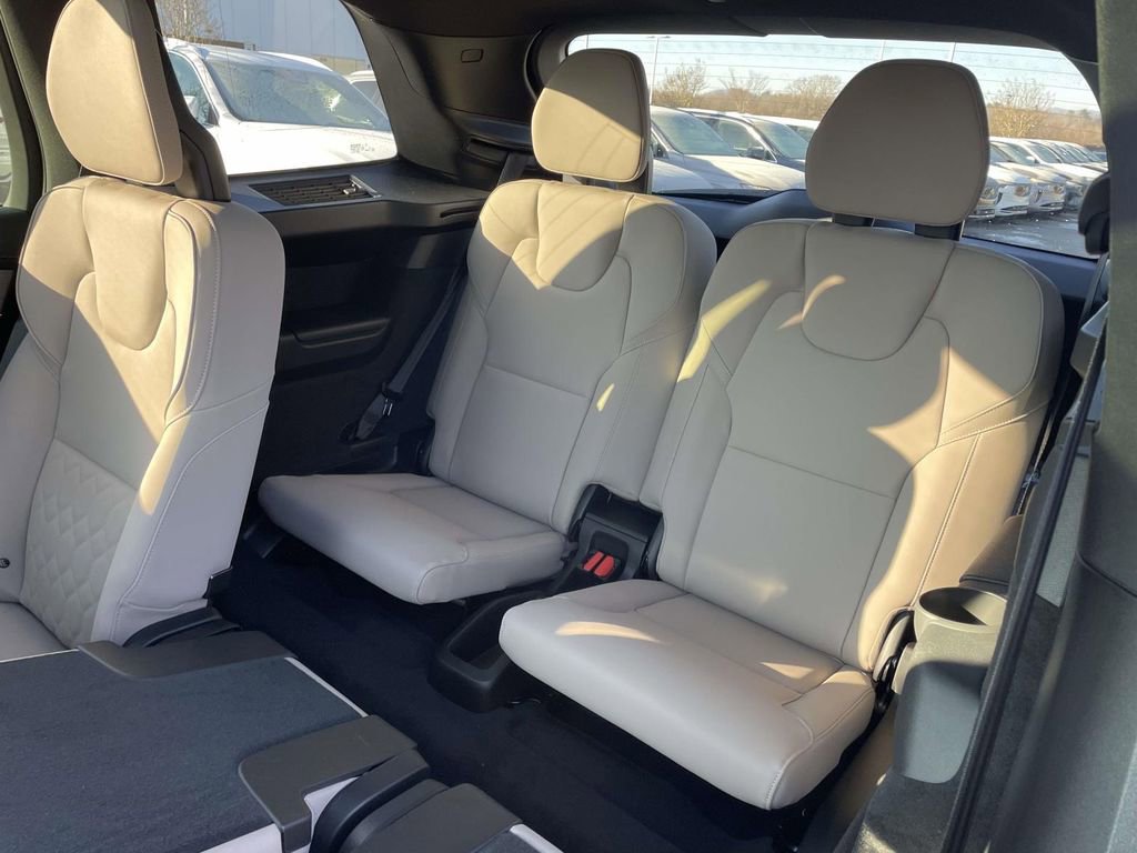 New 2026 Volvo XC90 T8 Plus w/ Protection Package Premier image 3